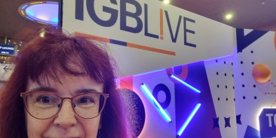 Sue Dawson of FTD Digital in front of a large iGB Live sign